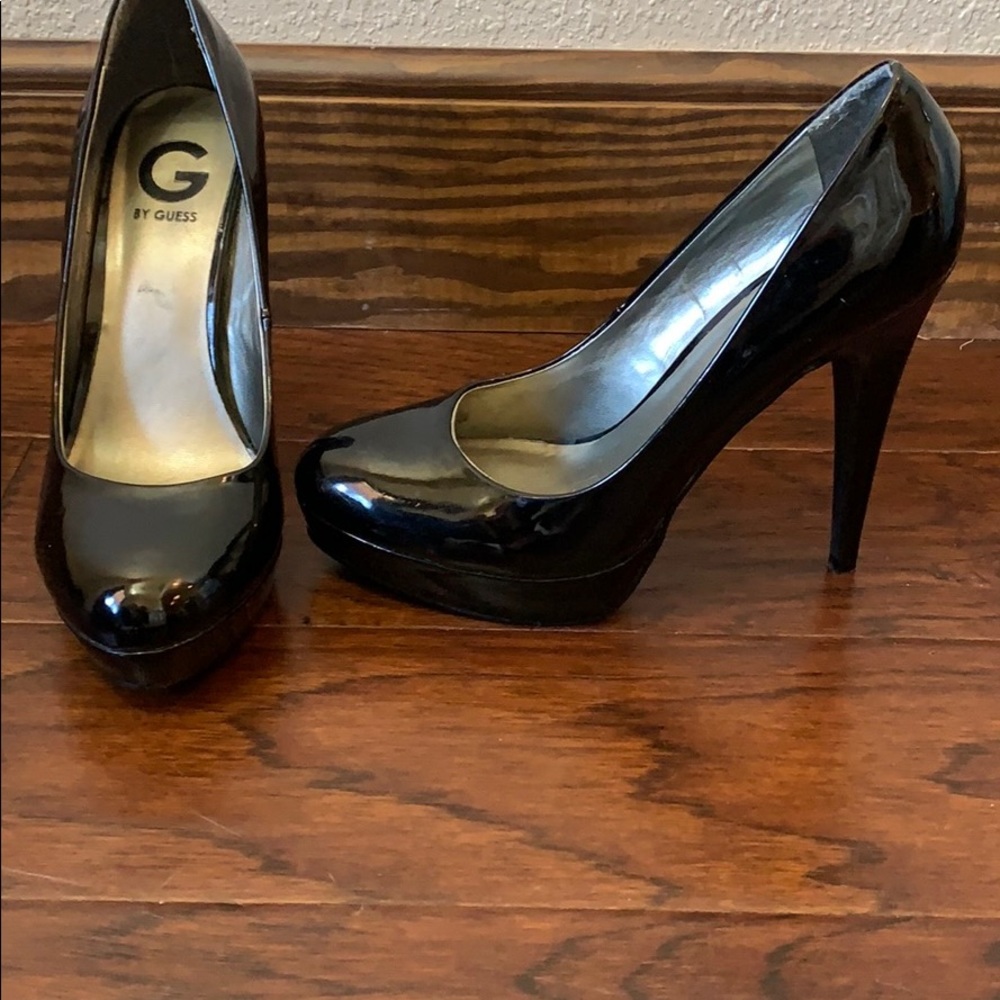 Guess Black patent pumps